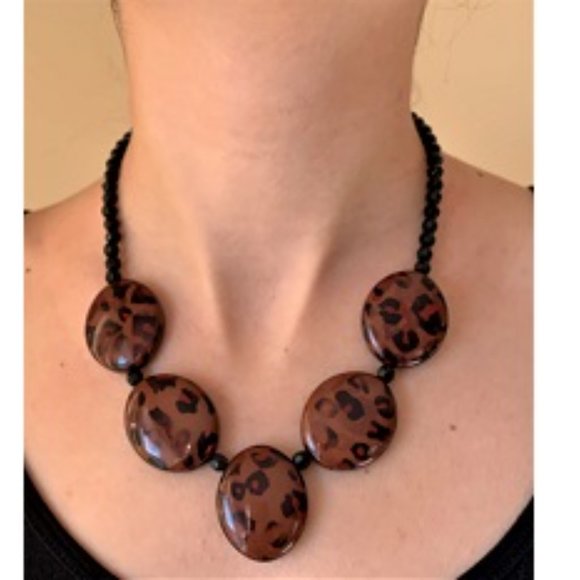 You & I Leopard print beaded necklace - Picture 4 of 6